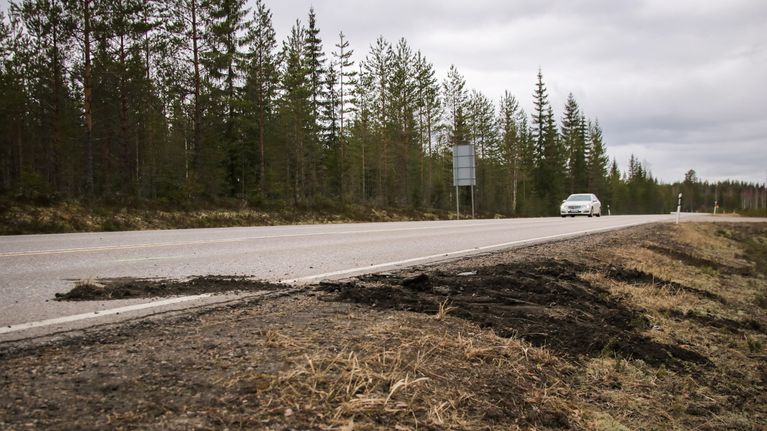 Auton ulosajopaikka kuvattuna kantatie 66:sella. Taustalla ajaa valkoinen henkilöauto.