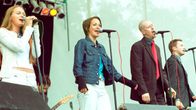 Ultra Bra yhtyeen jäseniä Radiomafian kesäkonsertissa 2001.