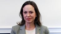Venezuelalainen poliitikko Maria Corina Machado, jolla on jakkupuvussaan Venezuelan lippua esittävä pinssi.