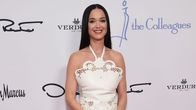 Katy Perry punaisella matolla. 