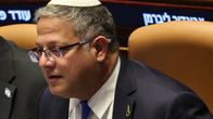Israelin turvallisuusministeri Itamar Ben-Gvirin puvussa on hirttosilmukan muotoinen pinssi.