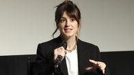 	 Daisy Edgar-Jones mustassa asussa haastateltavana.