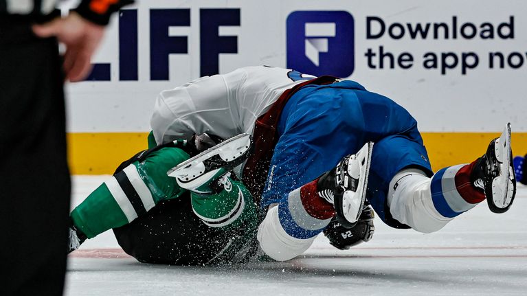 Nathan MacKinnon tappeli Roope Hintziä vastaan.