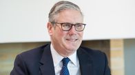 Keir Starmer puhumassa sohvalla.