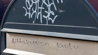 Aittakorven koulun postilaatikko. Postilaatikkoa sotkettu tussilla.