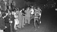 Abebe Bikila johtaa Rhadia Rooman olympiamaratonilla 1060