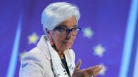 Euroopan keskuspankin pääjohtaja Christine Lagarde korostaa sanojaan kättään heilauttamalla. Taustalla EU:n tähdet.