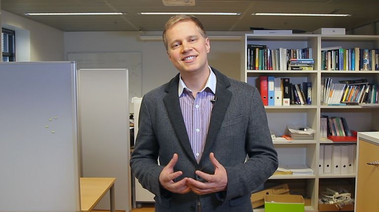 Dosentti Mikko Möttönen Aalto-yliopistosta.