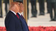 Trump ja Xi seisovat rinnakkain Pekingissä.