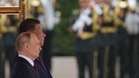 Putin ja Xi kuuntelevat sivukuvassa kansallislauluja.