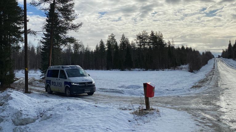 Kuvassa poliisiauto tienhaarassa.