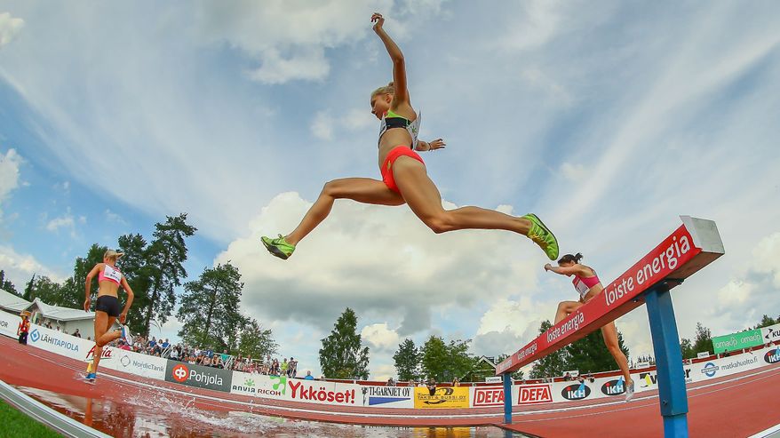 Minttu Hukka hoppar över vattengrav i hinderlöpning.