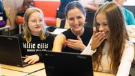 Helmiina Luoma, Vilja Rissanen ja Venla Laitinen nauravat tekemilleen kuvageneroinneille katsoessaan niitä kannettavalta tietokoneelta.. 