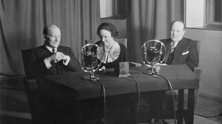 Yleisradion kuuluttajat Alexis af Enehjelm, Ebba Jakobsson-Lilius ja Markus Rautio radion studiossa.