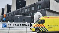 Ambulanssi ajaa uuden Keski-Suomen keskussairaalan edustalla.
