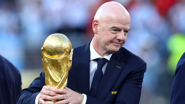Gianni Infantino pitelee pokaalia.