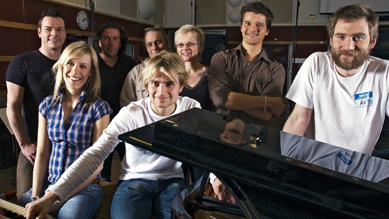 Jari Sillanpää, Laura Airaksinen, Mikko Kuustonen, Edu Kettunen, Lenni-Kalle Taipale, Eeva Koivusalo, Joel Melasniemi, Antti Lehtinen selvittävät täydellisen euroviisun kaavaa 2007.