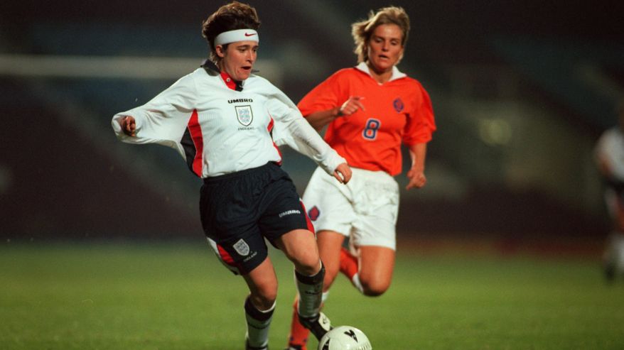 Sarina Wiegman pelaamassa Hollannin maajoukkueessa vuonna 1997.