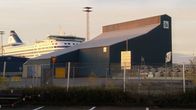 Stevenan purettava varastorakennus ja taka-alalla Tallink Siljan autolautta. 