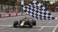 Max Verstappen ajaa Red Bull -autollaan ruutulipun ohitse voittaen Formula 1 -kilpailun.