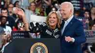 Yhdysvaltain presidentti Joe Biden ja hänen vaimonsa Jill Biden esiintyvät kampanjatilaisuudessa.