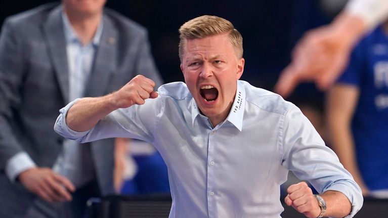 Lassi Tuovi huutaa ja eläytyy pelin aikana.
