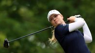 Matilda Castren pelaa golfia.