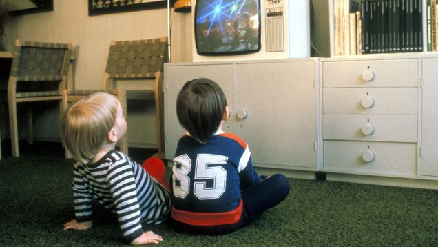 Kaksi pientä lasta katsomassa televisiota vuonna 1981.