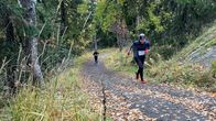 Kaksi juoksijaa nousee Vaarojen Maratonin jyrkkää loppunousua irvistäen.