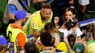 Neymar tapasi perhettään paluupelinsä jälkeen.