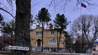 Ny gatuskylt med texten "Ukrainaplatsen" utanför Ryska konsulatet i Mariehamn