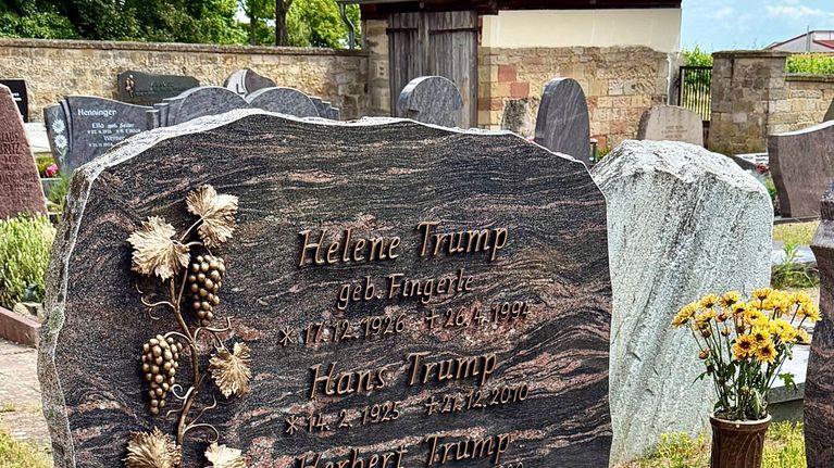 Hautakivi, jossa lukee Helene, Hans ja Herbert Trumpin elinajat. Hauta on koristeltu viiniköynnöksellä.
