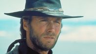 Lähikuvassa parrakas Clint Eastwood päässään musta nahkainen lierihattu katsoo sirmät sirrillään jonnekin kameran ohi, taustalla pilvistä taivasta, kuva elokuvasta Ruoska eli High Plains Drifter.