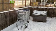 Övergivna kundvagnar vid köpcenter