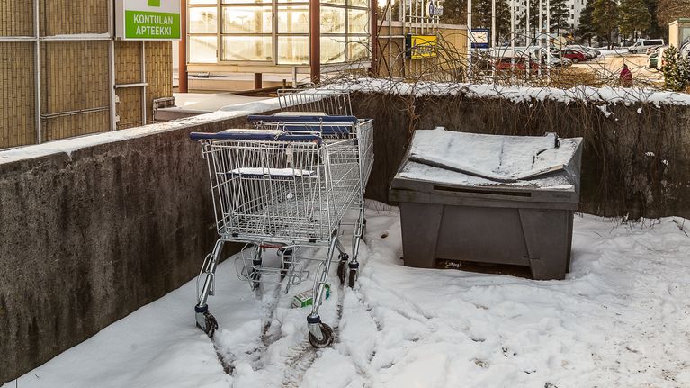 Övergivna kundvagnar vid köpcenter