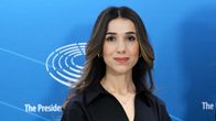 Nadia Murad sinisellä taustalla katsoo kameraan.