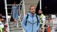 Englannin joukkueen Harry Kane lentokoneen edustalla, kun joukkue saapui Méxicoon.