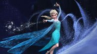 Piirroshahmo Elsa tanssii lumipyörteessä.