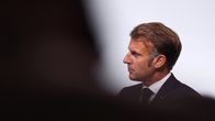 Emmanuel Macron puku päällä. Suurin osa kuvasta mustaa.