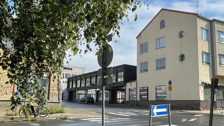 Teatterin käytössä oleva entinen Säästöpankin rakennus.