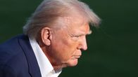  Donald Trump lähikuvassa sivulta kuvattuna.