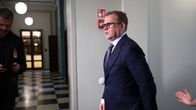 Petteri Orpo kävelee eduskunnan käytävällä.