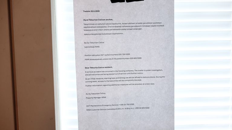 Tiedote teipattuna ikkunaan, jossa parvekkeet asetetaan käyttökieltoon.