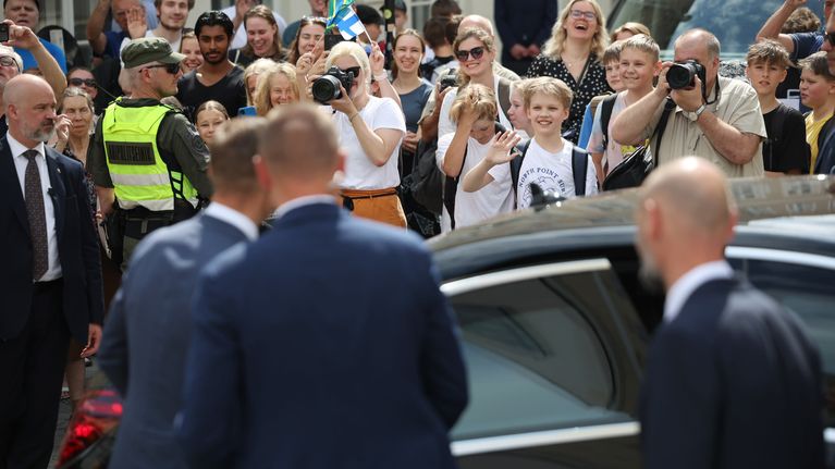 Yleisö vilkuttaa autoon astuvalle Alexander Stubbille.