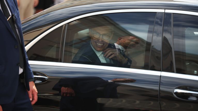 Alexander Stubb hymyilee autossa.