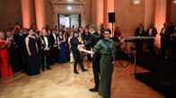 Presidentparet Suzanne Innes-Stubb och Alexander Stubb dansar på slottet.