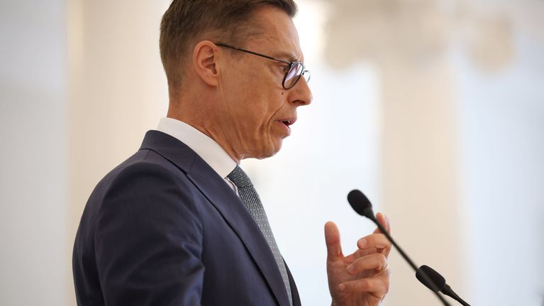 Alexander Stubb puhuu mikrofoniin.