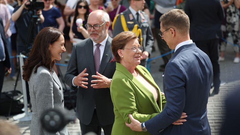 Suomen ja Viron presidenttiparit hyvästelevät toisensa.