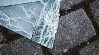 Pihakivetyksellä rikkoontunut parvekelasi.