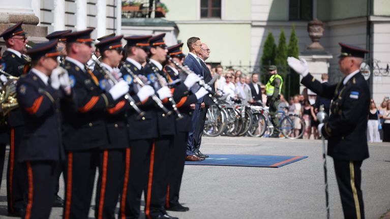 Presidentit Alar Karis ja Alexander Stubb. Etualalla sotilassoittokunta.